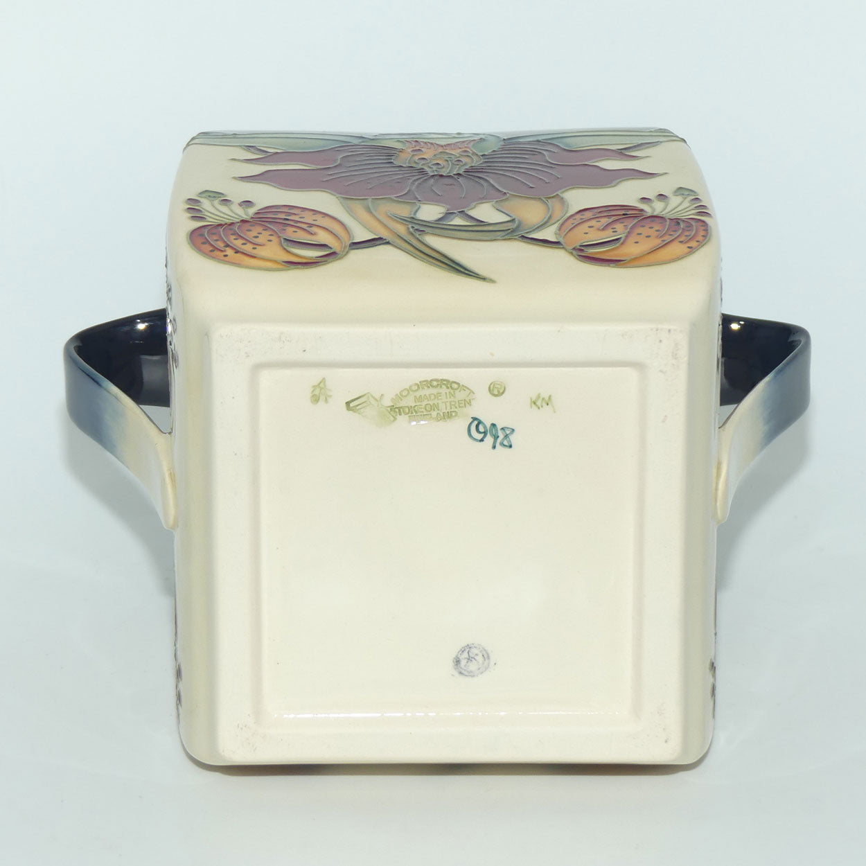 Moorcroft Anna Lily 243/6 lidded box