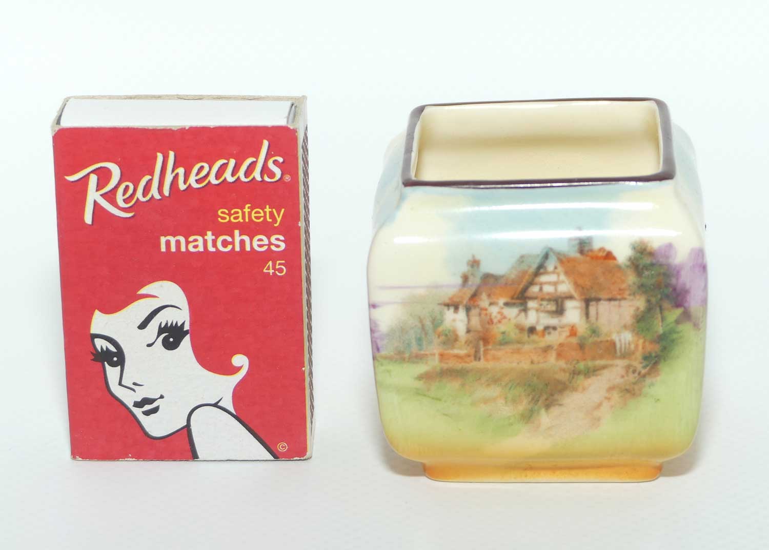 Royal Doulton English Cottages A vase | Shape 7014 | D4987