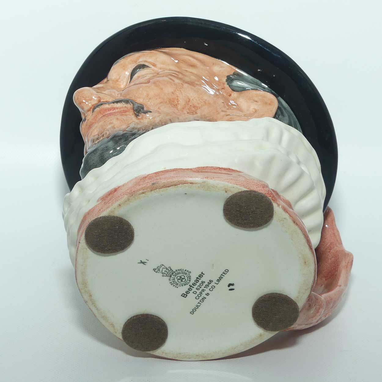 D6206 Royal Doulton large character jug Beefeater | ER handle | Pink | 1970s stamp