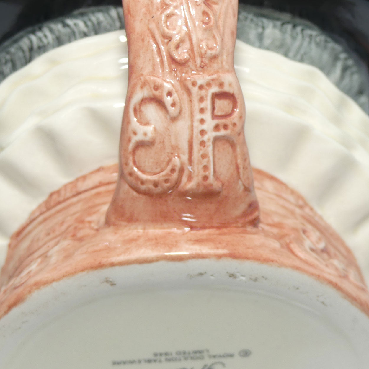 D6206 Royal Doulton large character jug Beefeater | ER handle | Pink