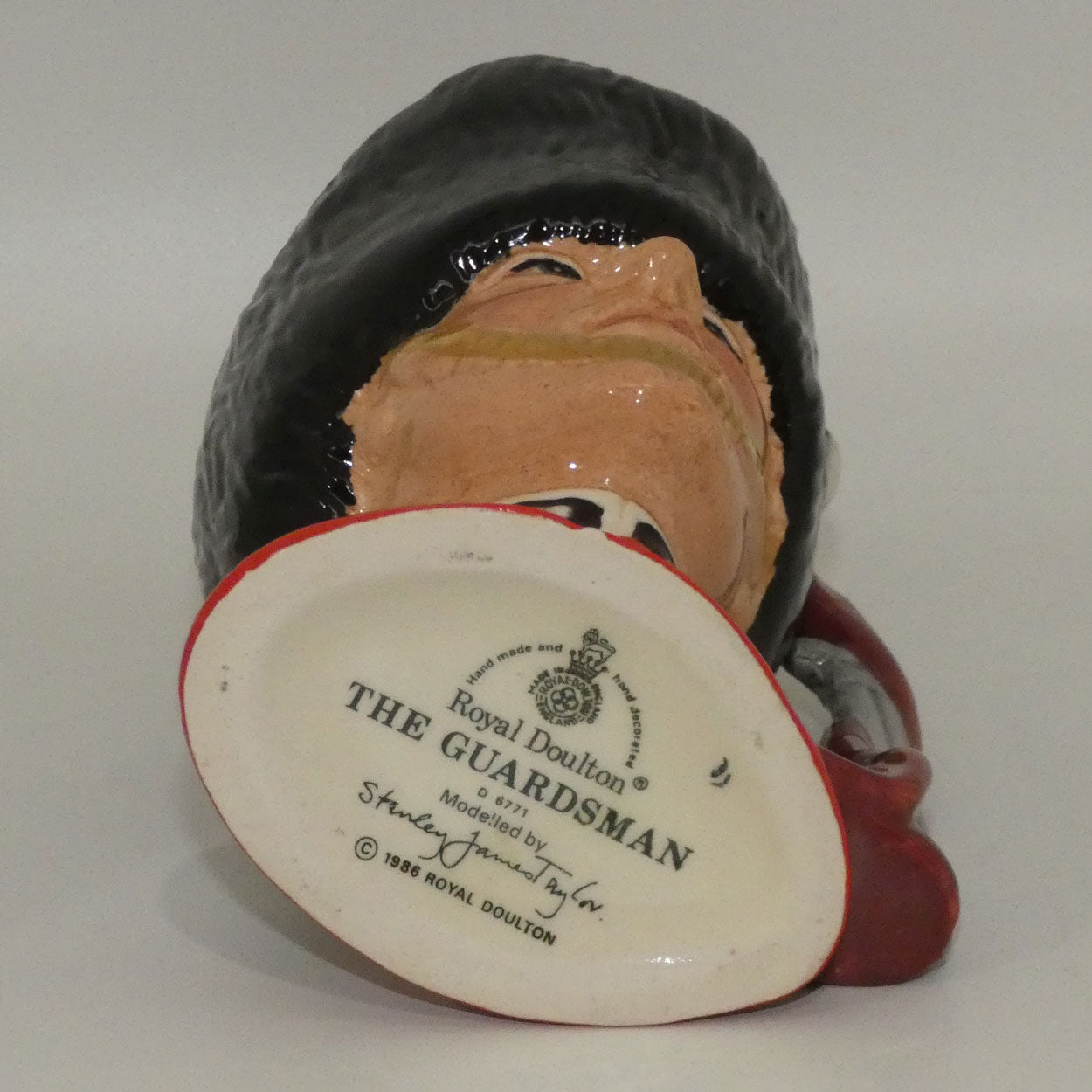 d6771-royal-doulton-small-character-jug-guardsman