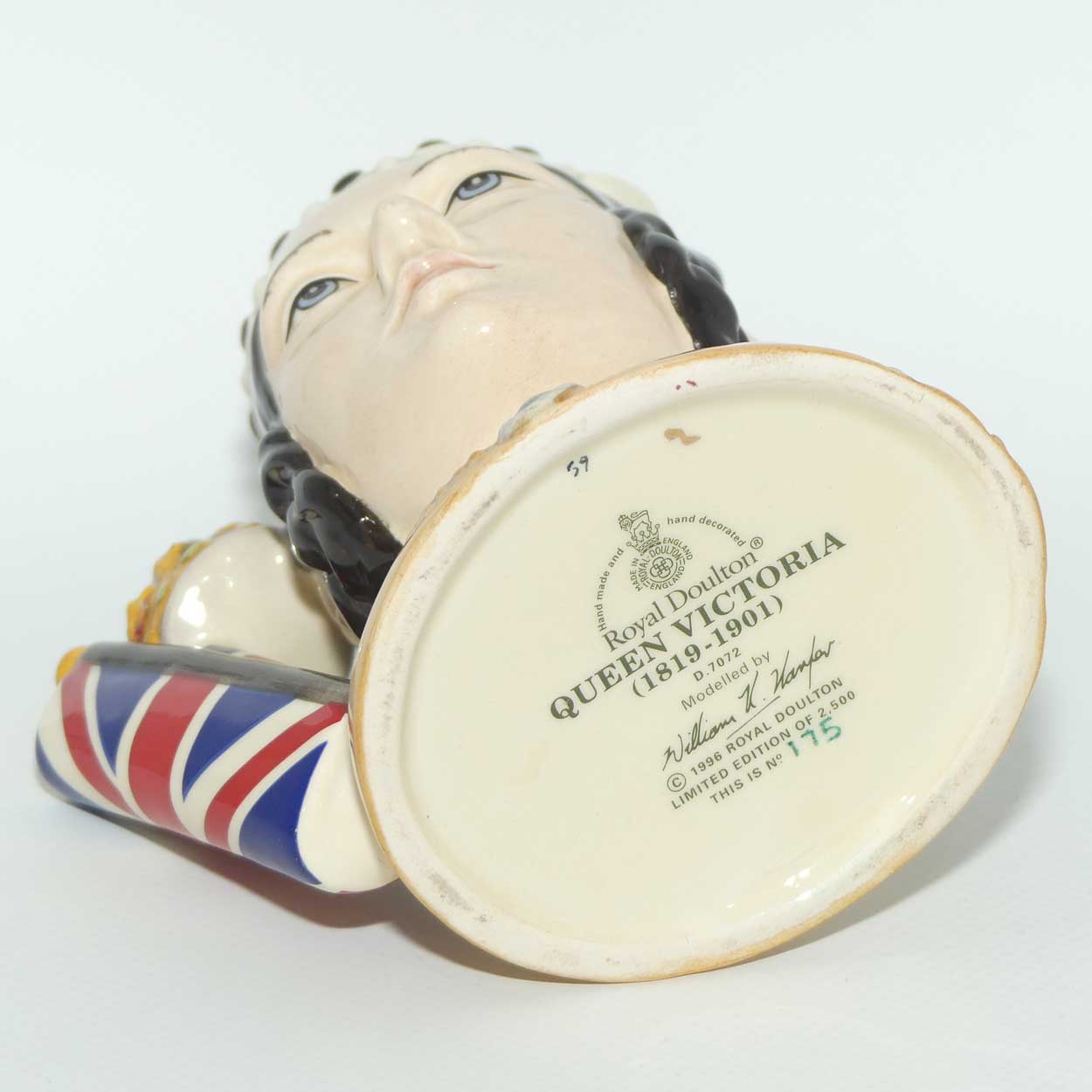 D7072 Royal Doulton small character jug Queen Victoria | LE 175/2500