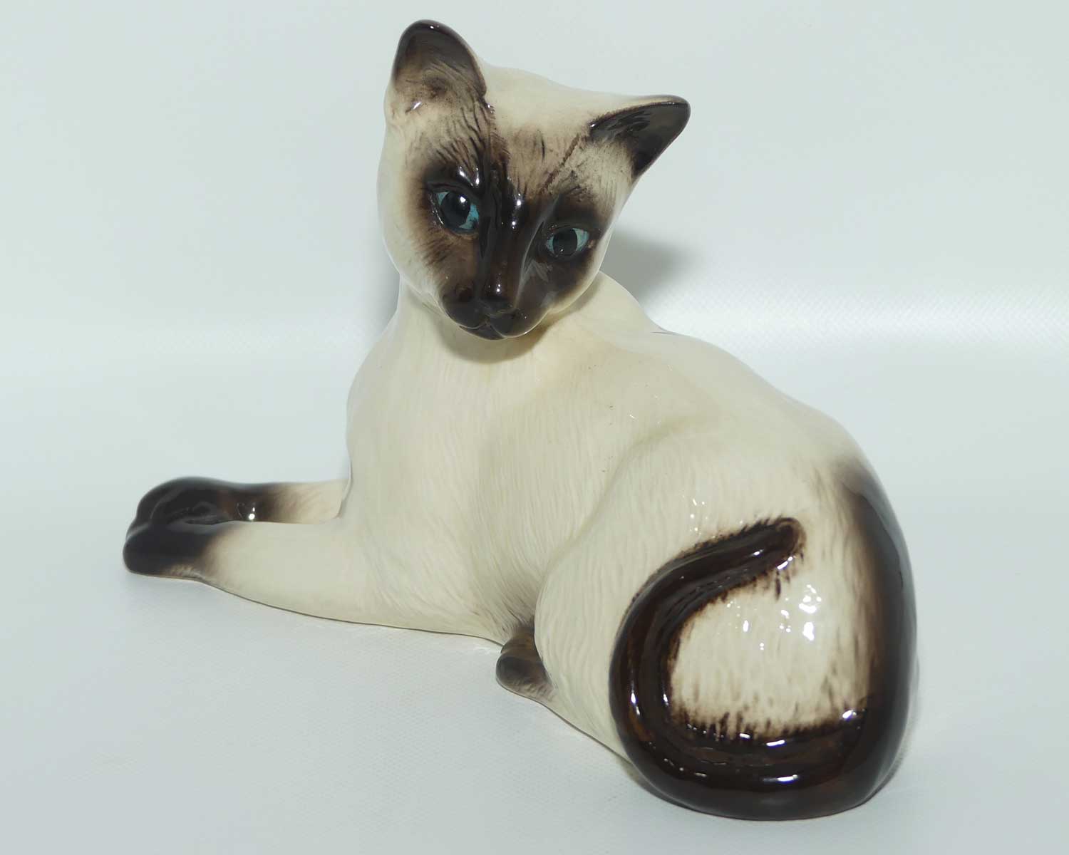 DA124 Royal Doulton Siamese Cat | Lying Looking Back | #2