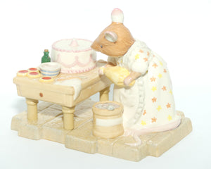 DBH52 Royal Doulton Brambly Hedge figure | Mrs Toadflax Decorates Cake | boxed