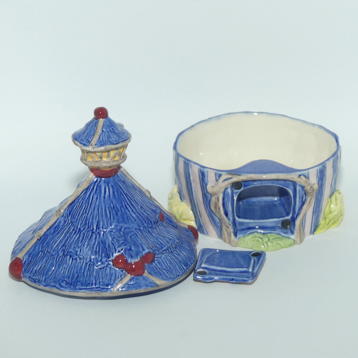 DF19 Royal Doulton Disney | Fairies series | Colourful Cottage trinket box