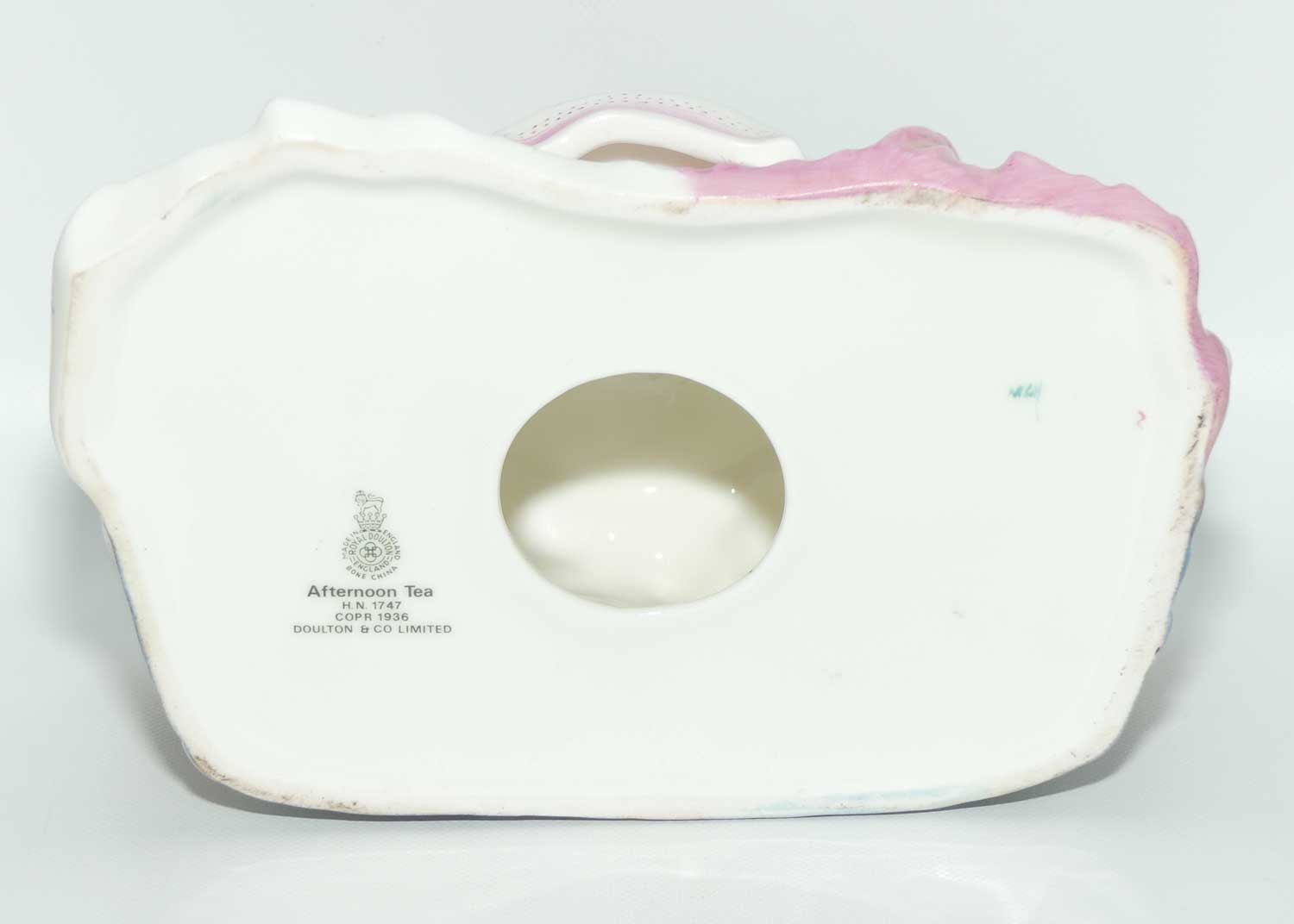 HN1747 Royal Doulton figure Afternoon Tea | later