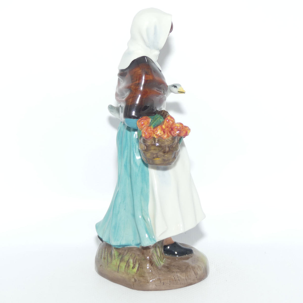 HN1991 Royal Doulton figure A Country Lass