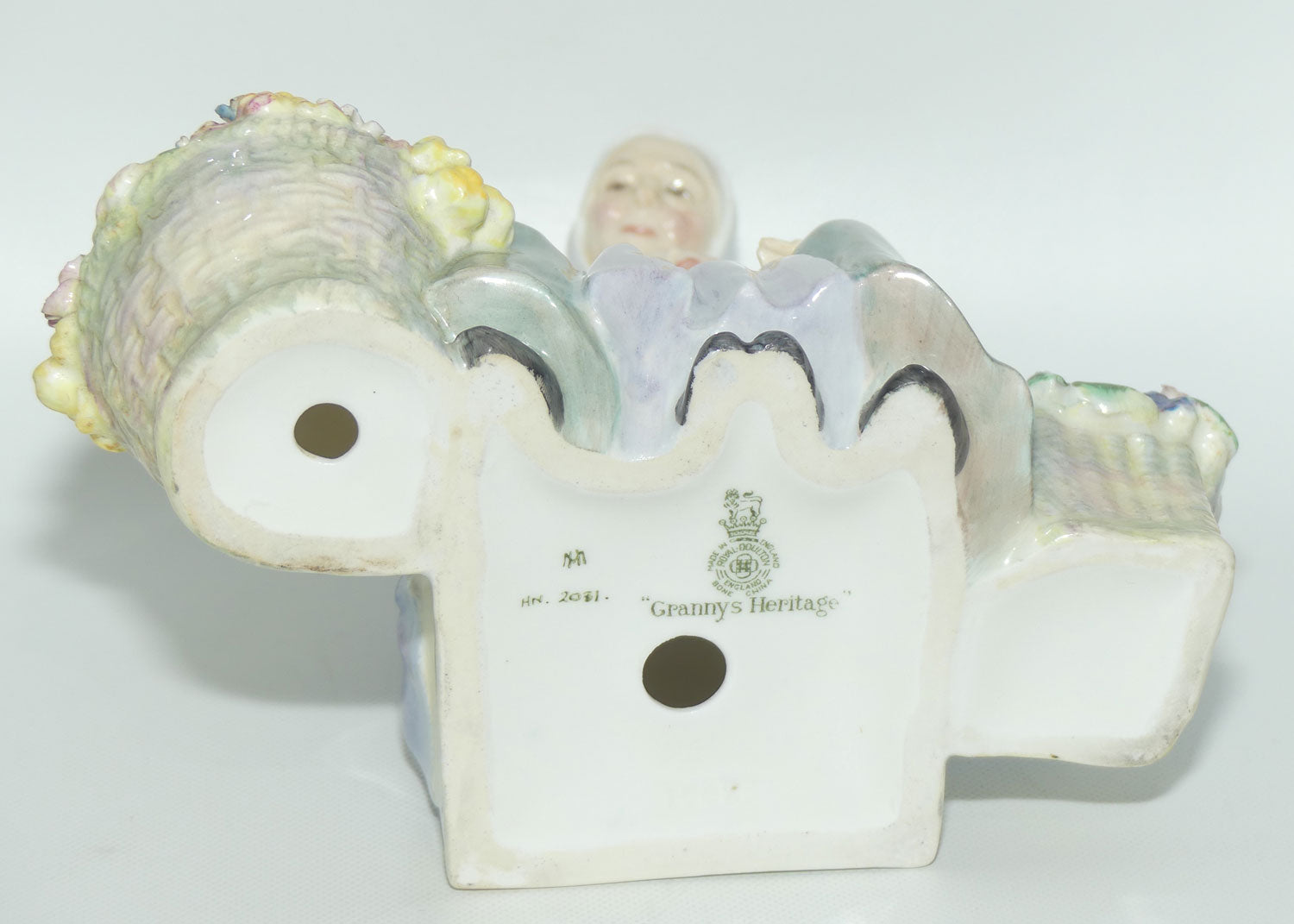 HN2031 Royal Doulton figure Granny's Heritage | #3