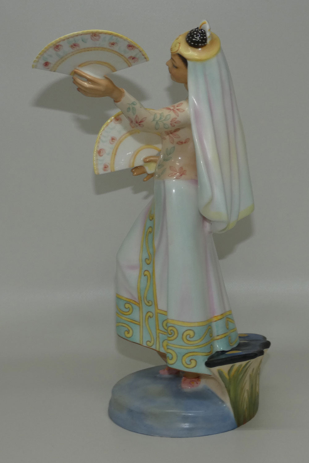 hn2839-royal-doulton-figure-philippine-dancer