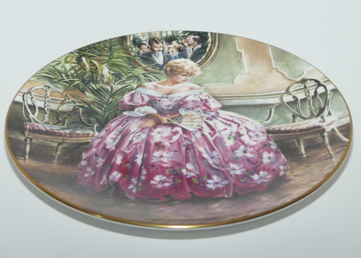 HN2471 Royal Doulton figure Victoria | Companion plate