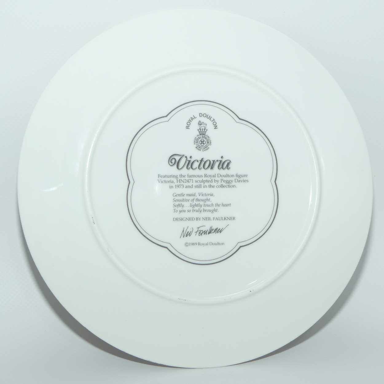 HN2471 Royal Doulton figure Victoria | Companion plate
