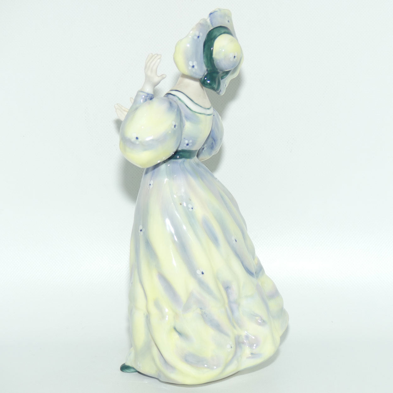 HN2723 Royal Doulton figure Grand Manner
