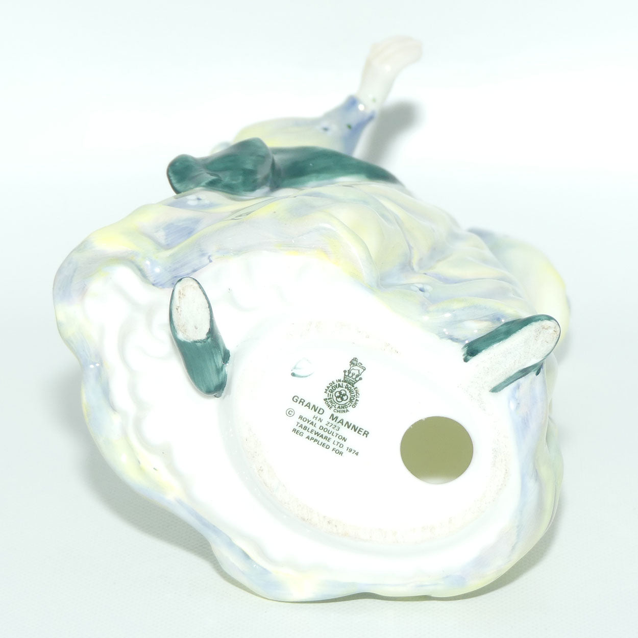 HN2723 Royal Doulton figure Grand Manner