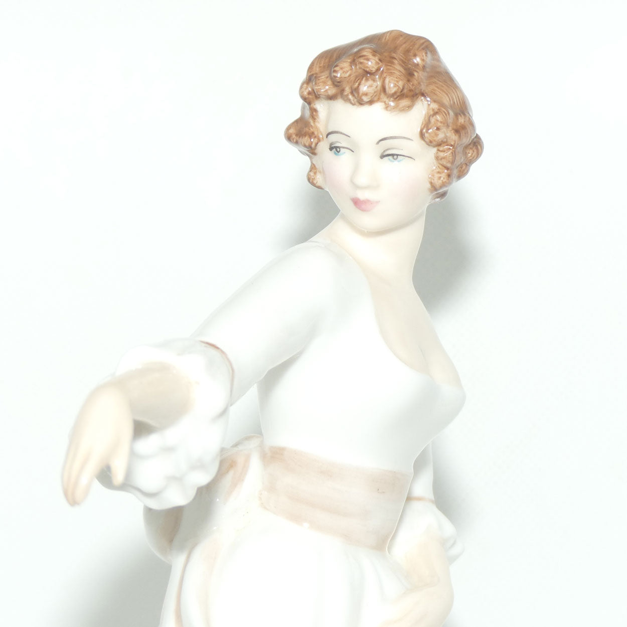 ロイヤルドルトン フィギュリン 陶磁器人形 HAZEL（ヘイゼル）HN 3167 ロイヤルドルトン フィギュリン 陶磁器人形 HAZEL（ヘイゼル）HN 3167