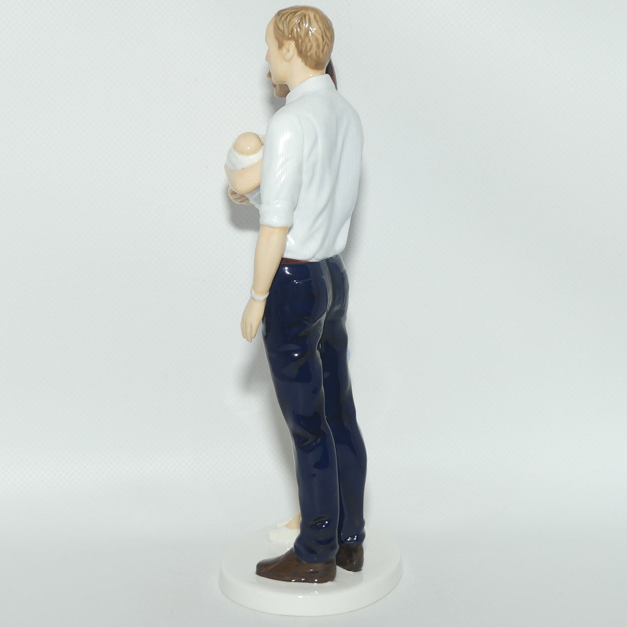 HN5716 Royal Doulton figure Prince George | A Royal Birth | LE 3028/4000 | Box + Cert 
