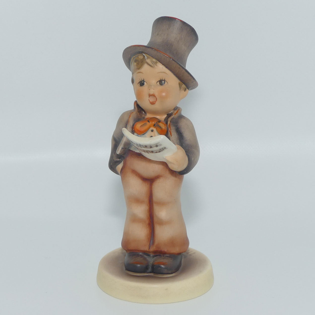 HUM131 MI Hummel figure Street Singer | TMK3