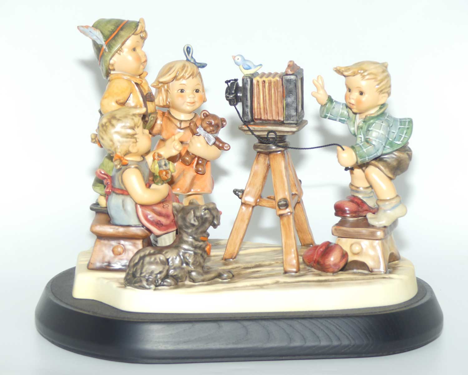 HUM2100 MI Hummel figure Picture Perfect | MI Hummel Club 25th Anniversary piece | Ltd Ed | boxed