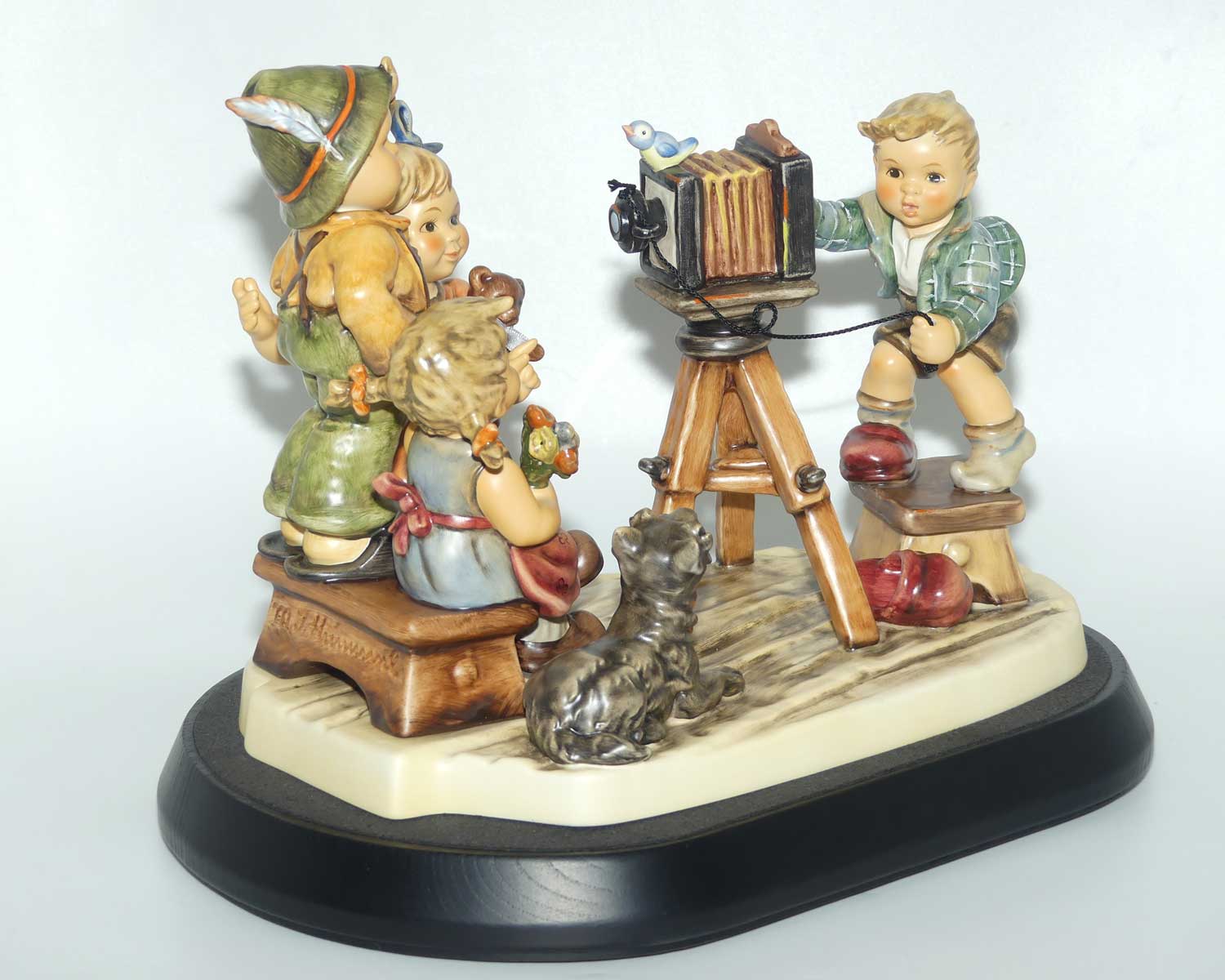 HUM2100 MI Hummel figure Picture Perfect | MI Hummel Club 25th Anniversary piece | Ltd Ed | boxed