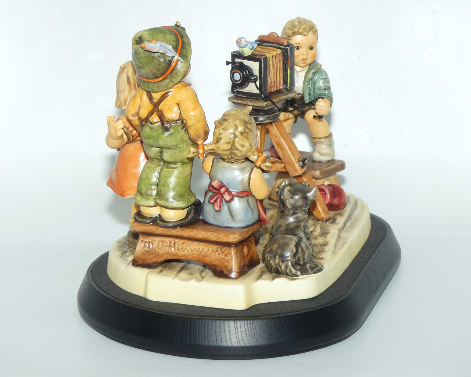 HUM2100 MI Hummel figure Picture Perfect | MI Hummel Club 25th Anniversary piece | Ltd Ed | boxed