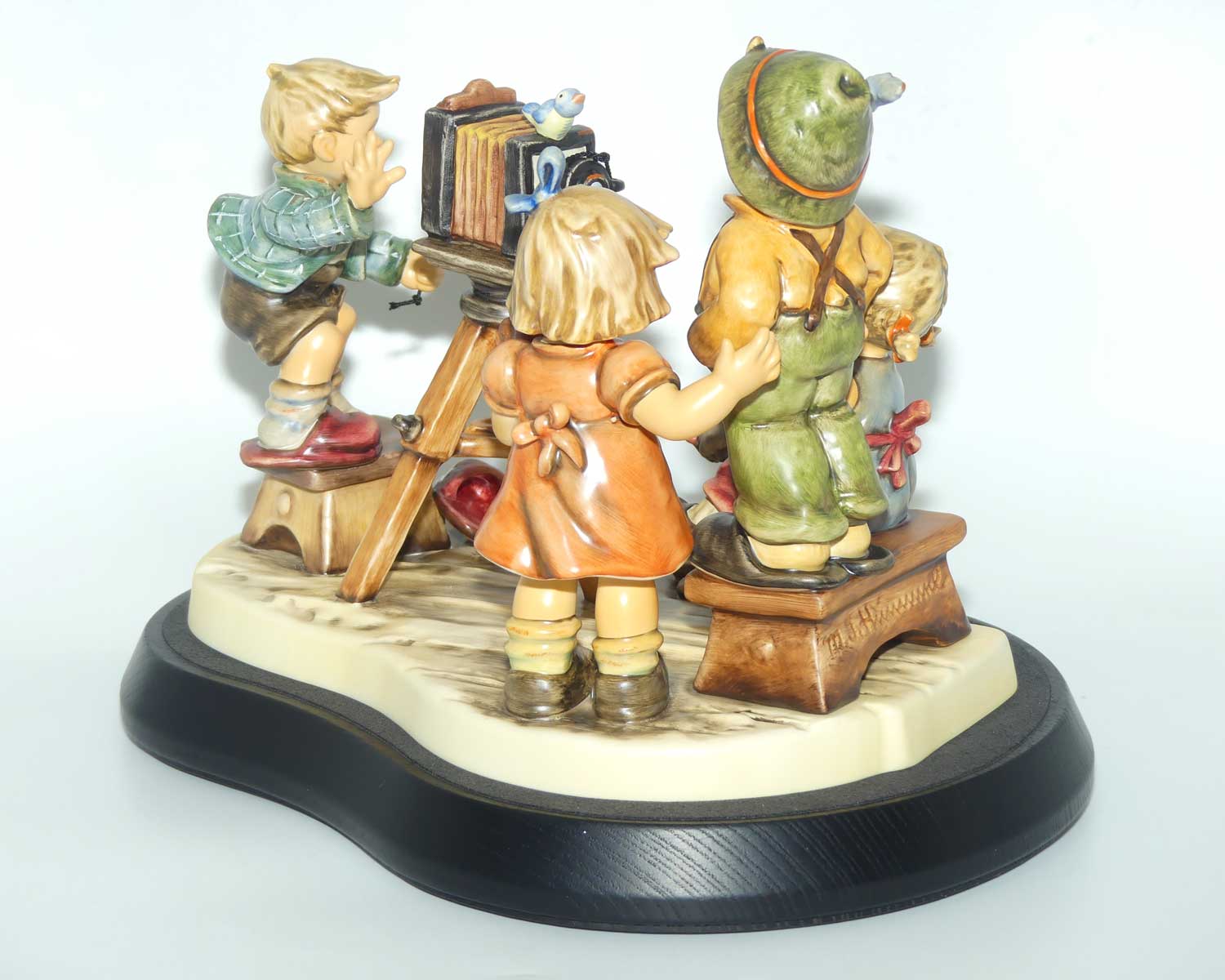 HUM2100 MI Hummel figure Picture Perfect | MI Hummel Club 25th Anniversary piece | Ltd Ed | boxed