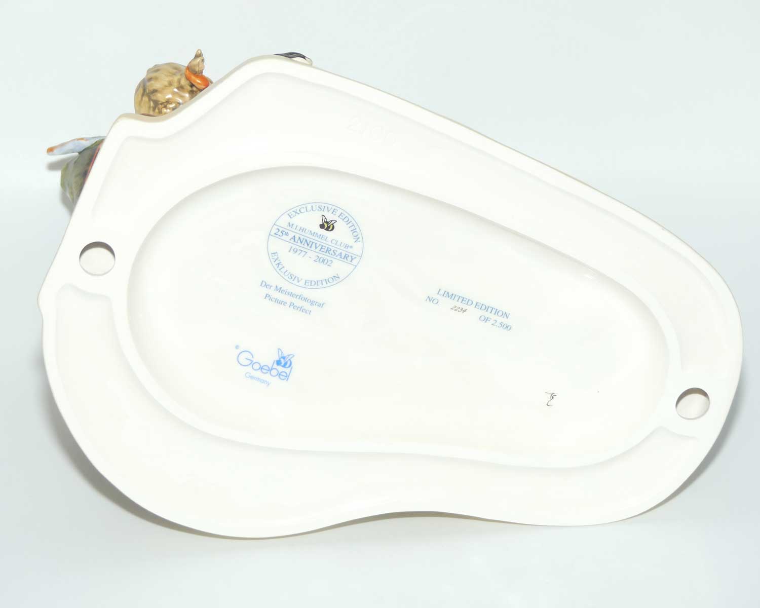 HUM2100 MI Hummel figure Picture Perfect | MI Hummel Club 25th Anniversary piece | Ltd Ed | boxed