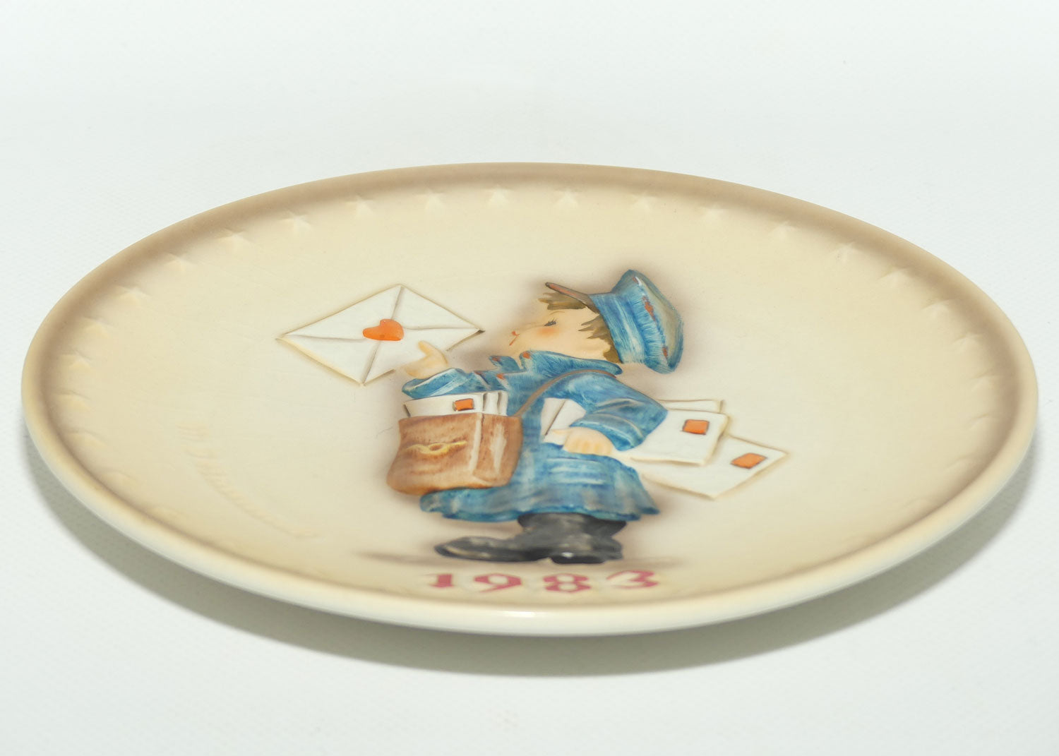 HUM0276 MI Hummel Annual Plate 1983 | Postman