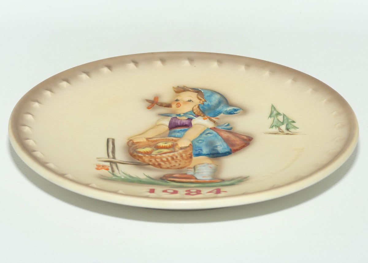 HUM0277 MI Hummel Annual Plate 1984 | Little Helper