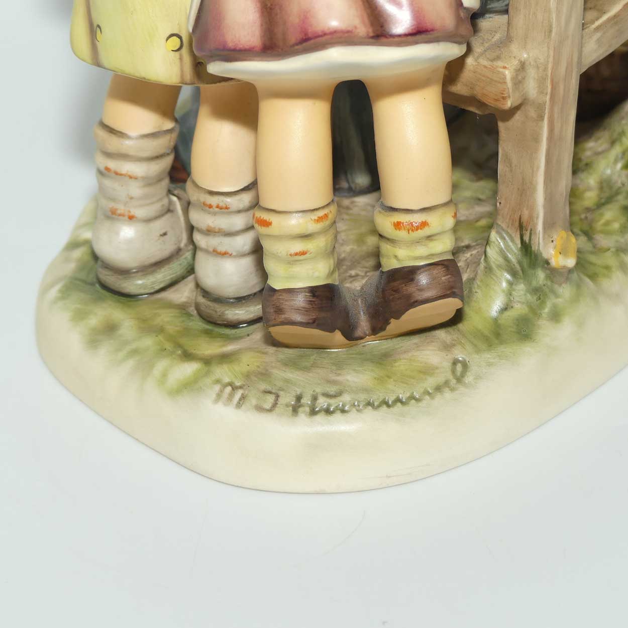 HUM620 MI Hummel figure A Story from Grandma | MI Hummel Club Exclusive | Limited Edition | TMK7