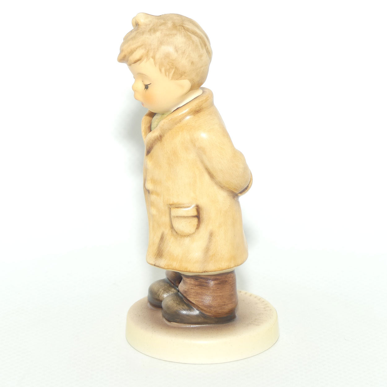 HUM0845 MI Hummel figure Too Shy to Sing