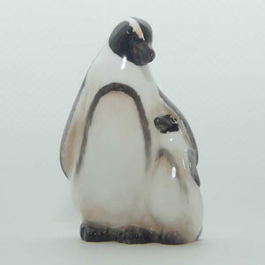 K20 Royal Doulton figure Penguin with Chick under Wing