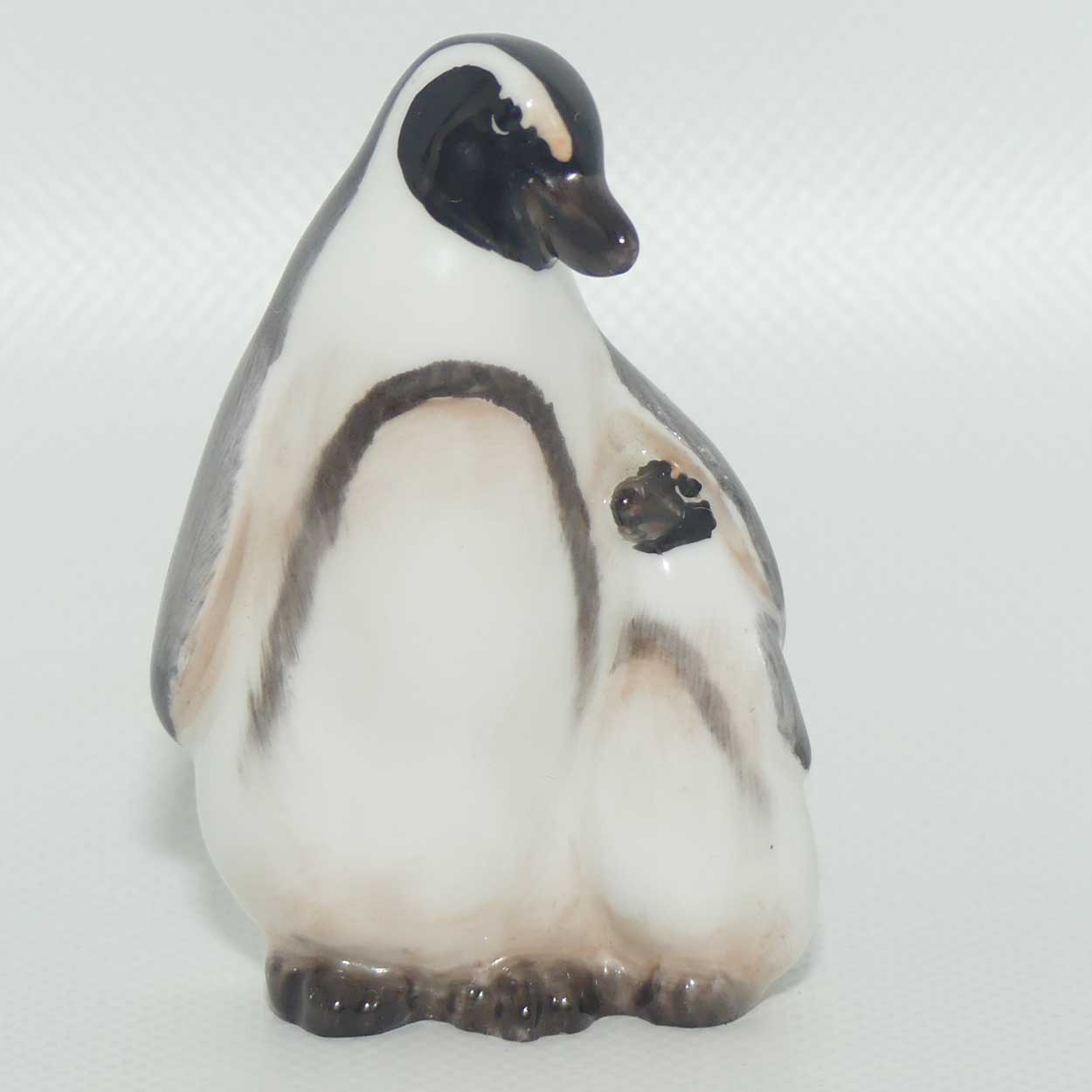 K20 Royal Doulton figure Penguin with Chick under Wing