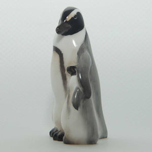 K20 Royal Doulton figure Penguin with Chick under Wing