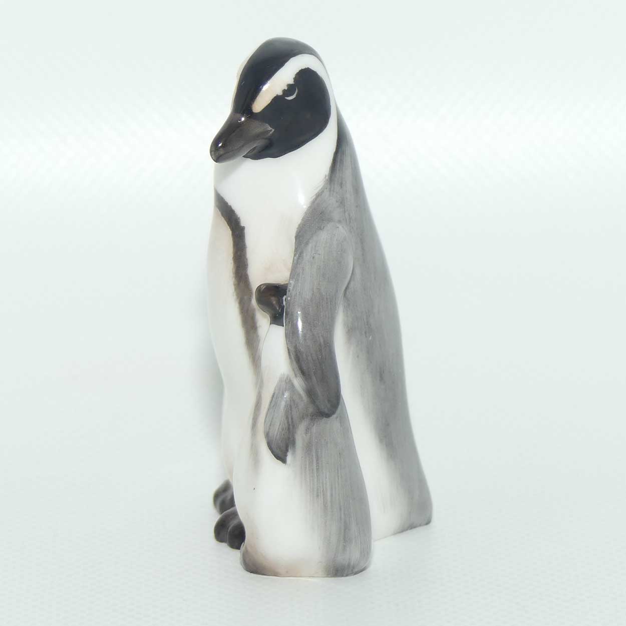 K20 Royal Doulton figure Penguin with Chick under Wing