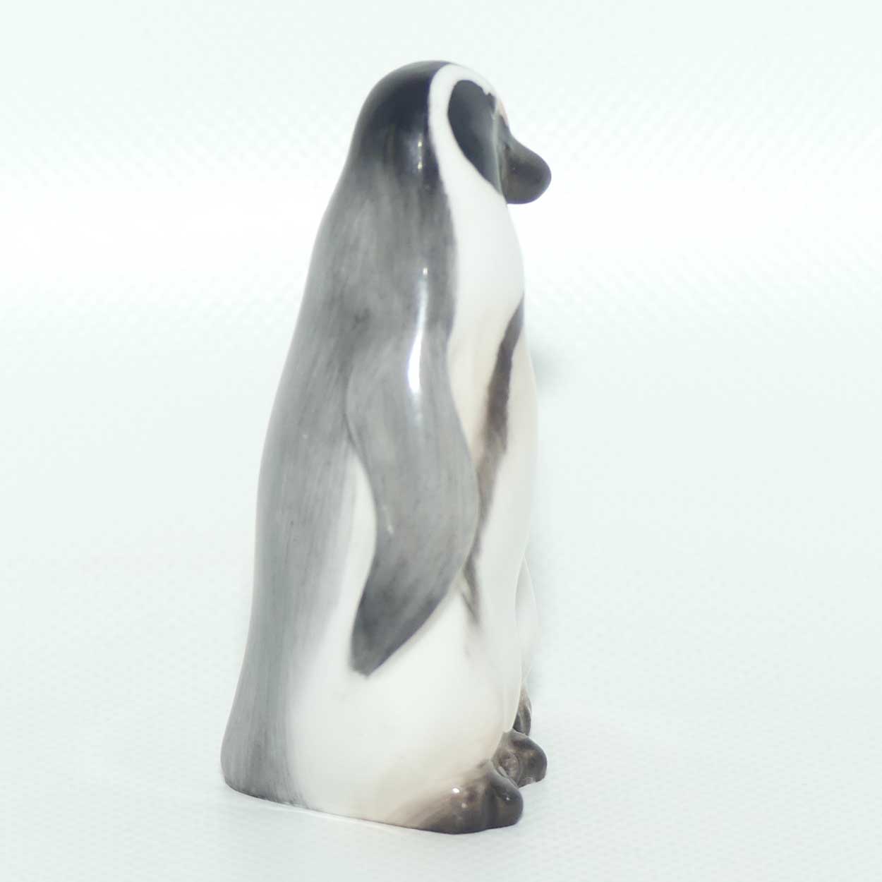 K20 Royal Doulton figure Penguin with Chick under Wing