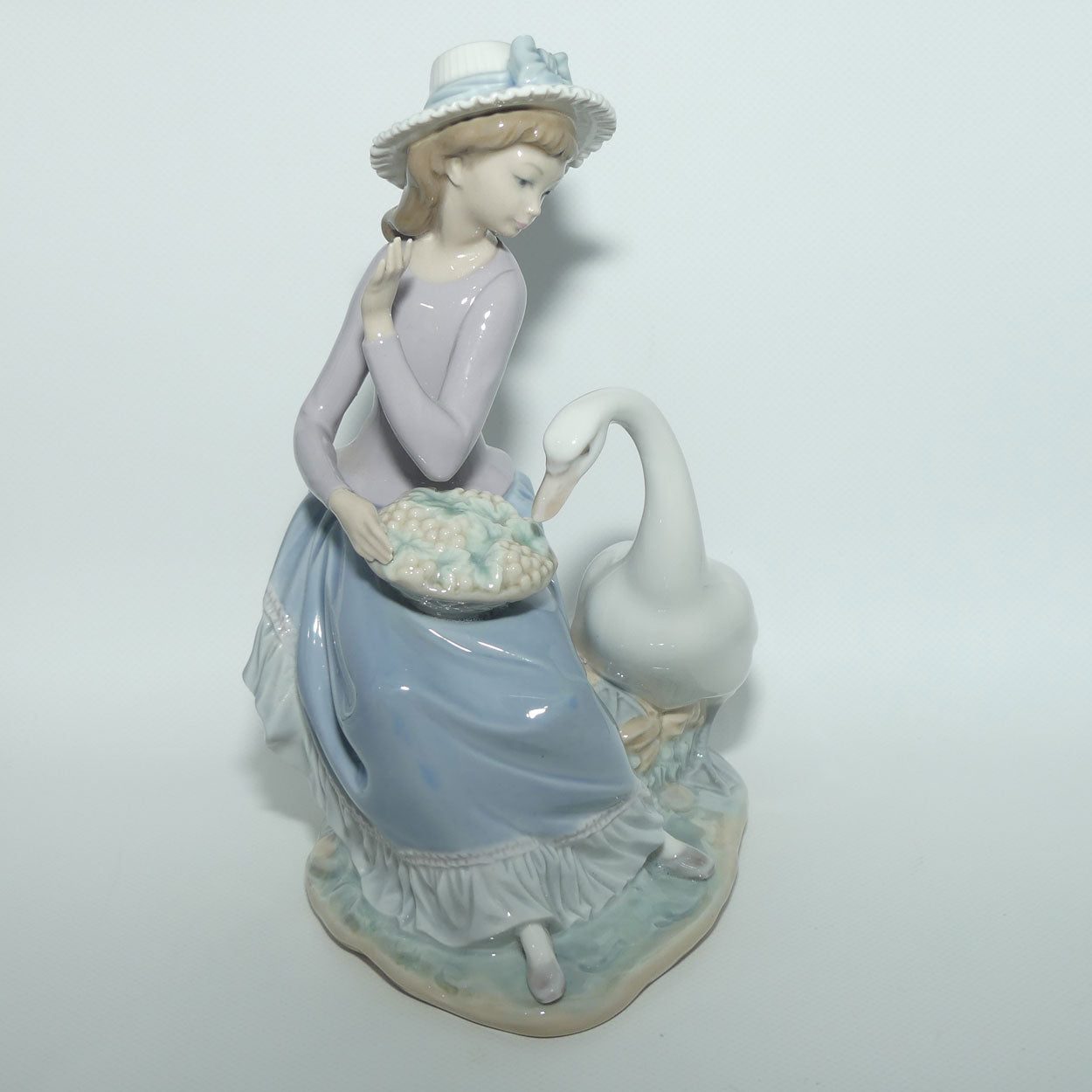 Lladro figure Goose Trying to Eat | #5034