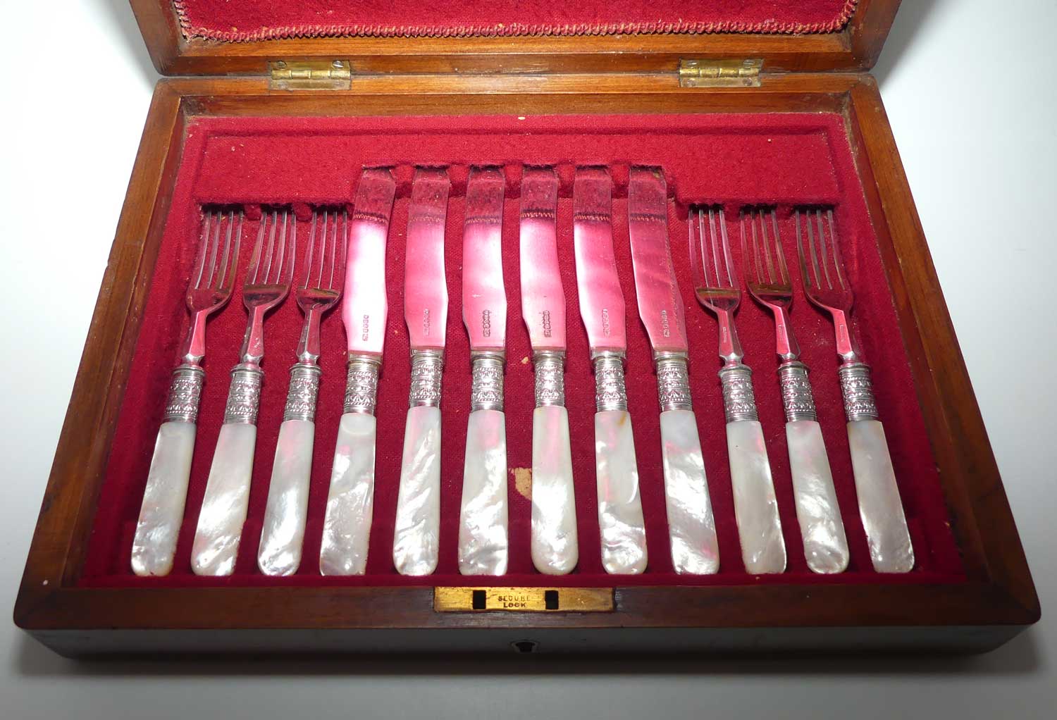 Late Victorian era Solid Mother of Pearl handles and EPNS blades set of 12 fruit set in Walnut canteen