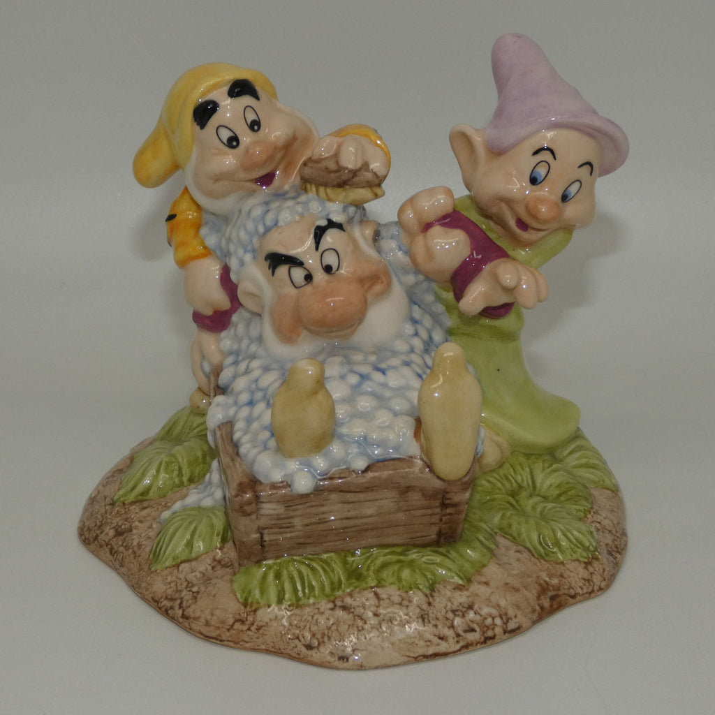 sw20-royal-doulton-disney-snow-white-tableau-grumpys-bathtime