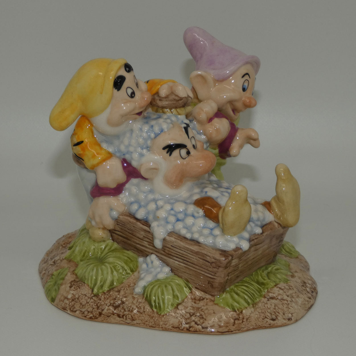 sw20-royal-doulton-disney-snow-white-tableau-grumpys-bathtime