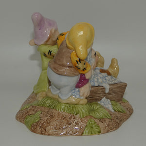 sw20-royal-doulton-disney-snow-white-tableau-grumpys-bathtime