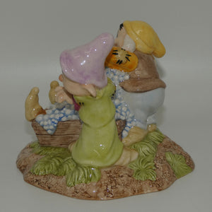 sw20-royal-doulton-disney-snow-white-tableau-grumpys-bathtime