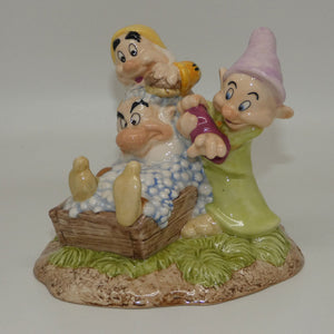 sw20-royal-doulton-disney-snow-white-tableau-grumpys-bathtime