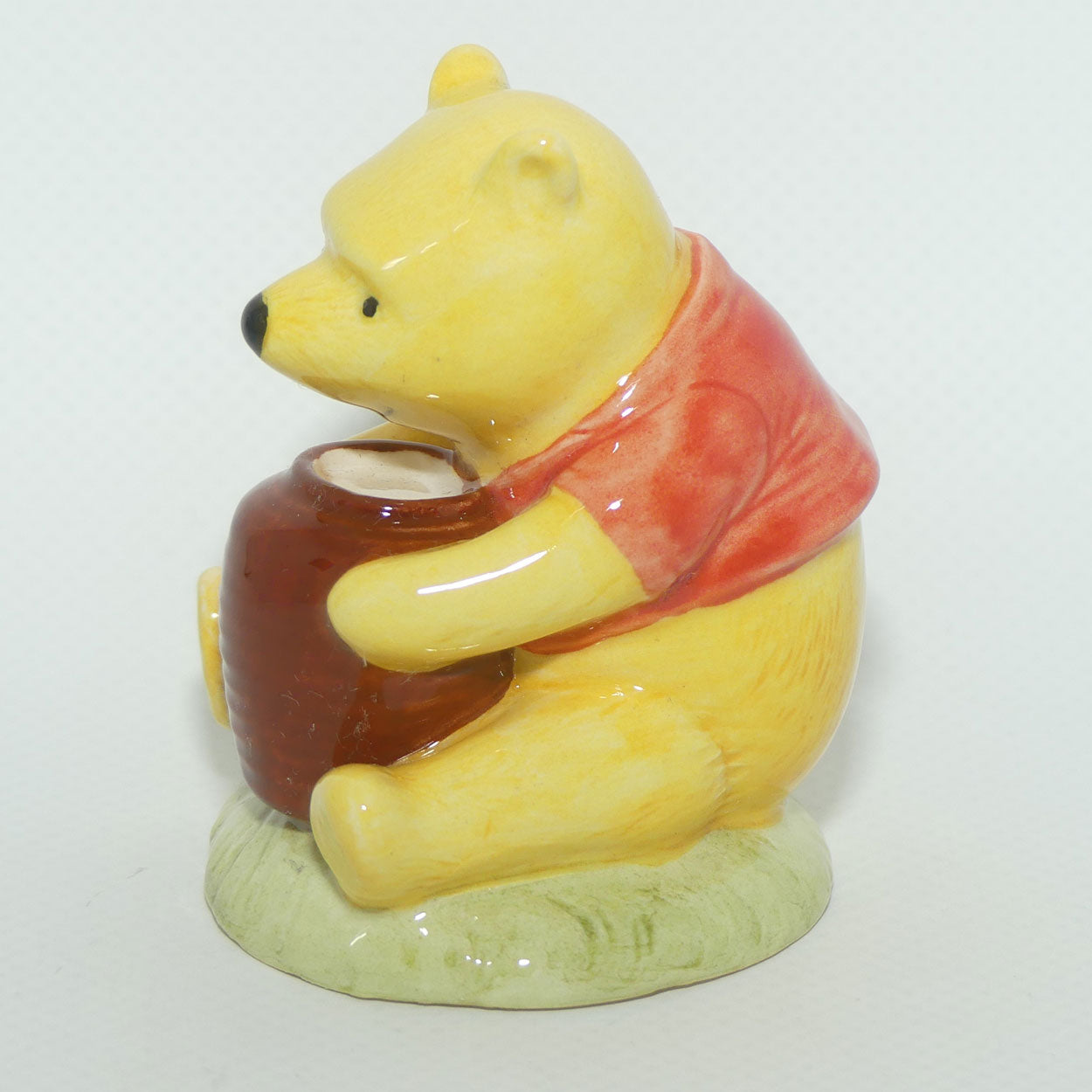 WP01 Royal Doulton Winnie the Pooh figure | Winnie the Pooh and the Honey Pot | boxed