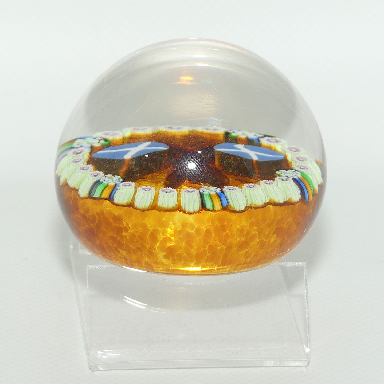 John Deacons Scotland the Brave medium paperweight | Amber