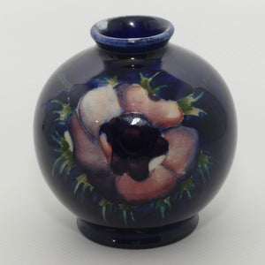 Walter Moorcroft Anemone (Blue) 41/3 vase