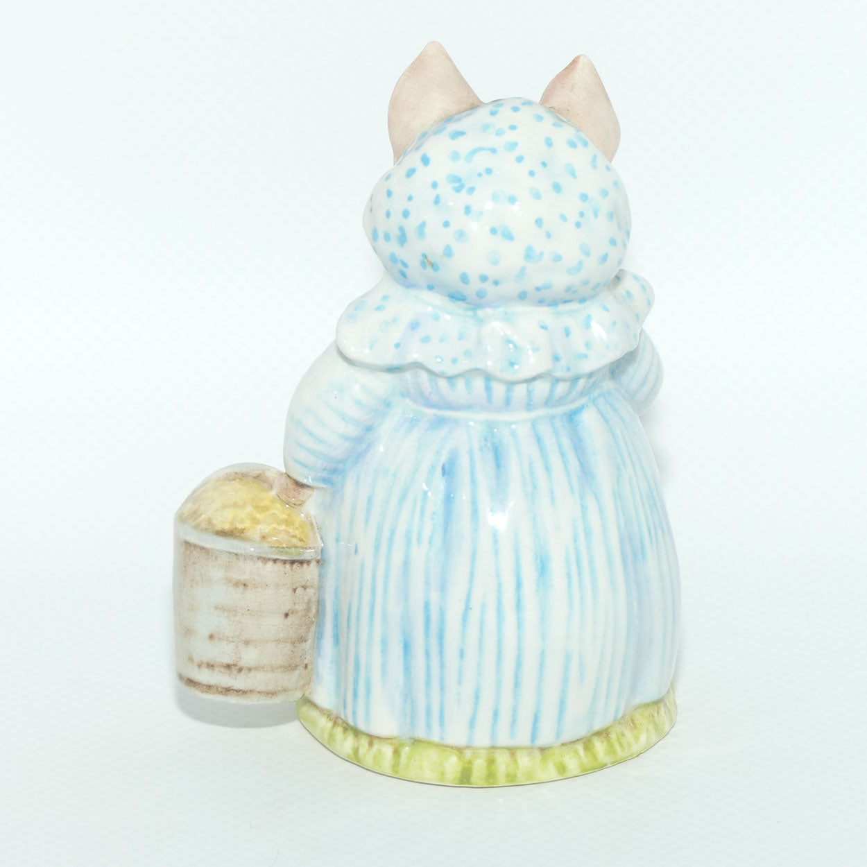 Beswick Beatrix Potter Aunt Pettitoes | BP2a Gold Oval