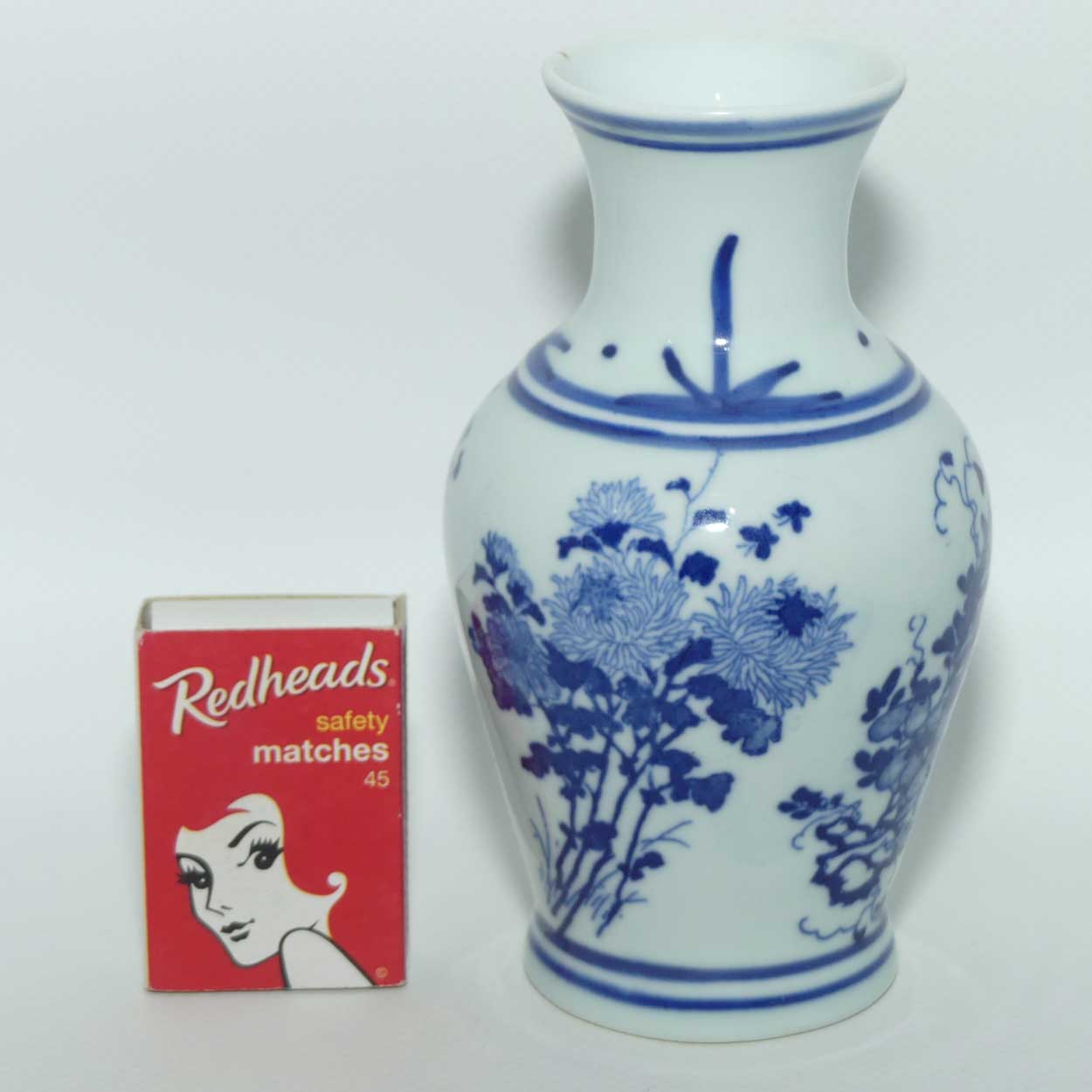 Fine Quality Chinese Blue and White vase decorated with Flowers and Butterflies | Guangxu period mark