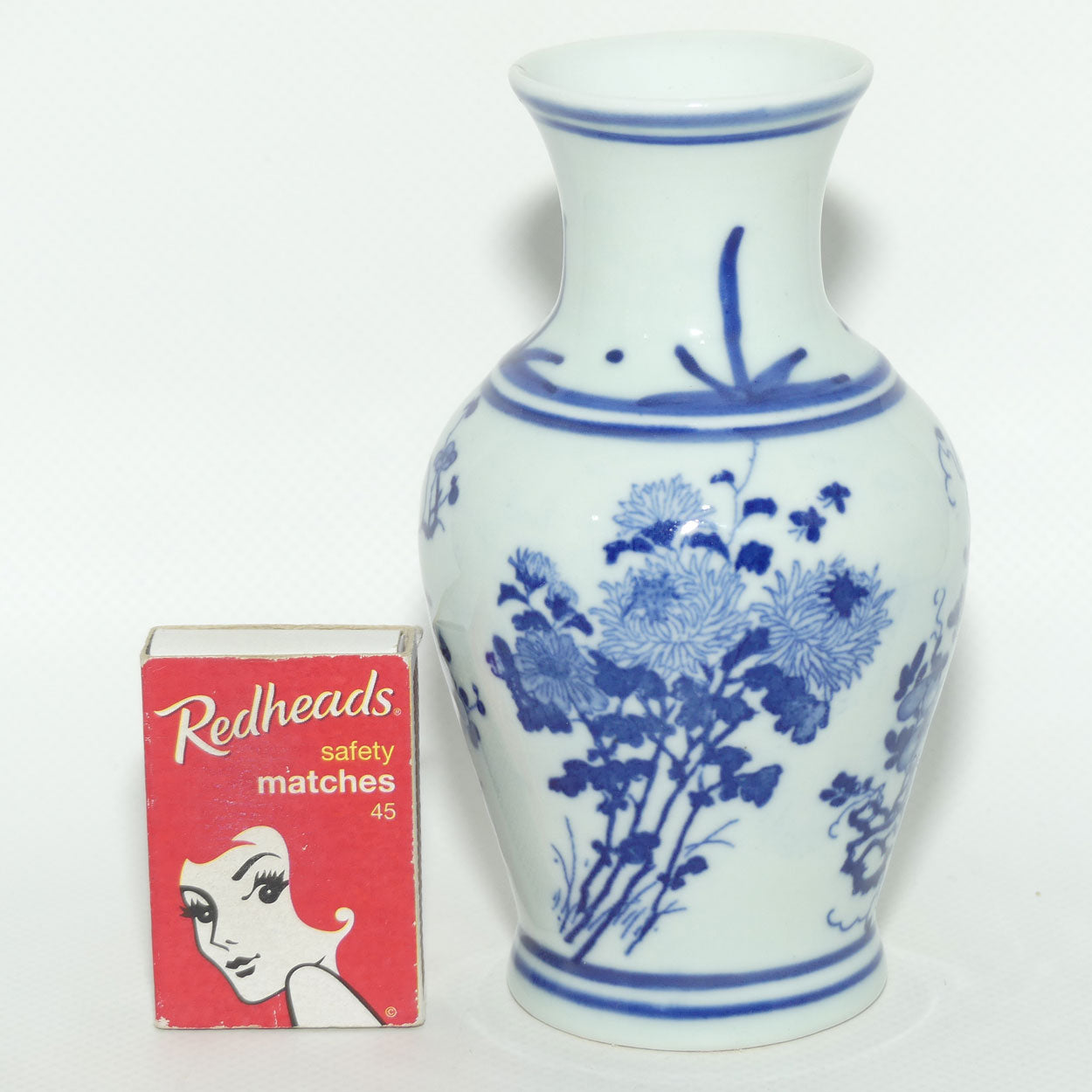 Fine Quality Chinese Blue and White vase decorated with Flowers and Butterflies | Guangxu period mark