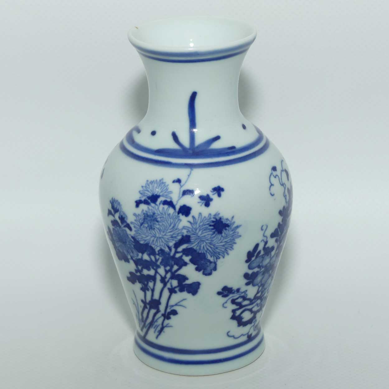 Fine Quality Chinese Blue and White vase decorated with Flowers and Butterflies | Guangxu period mark