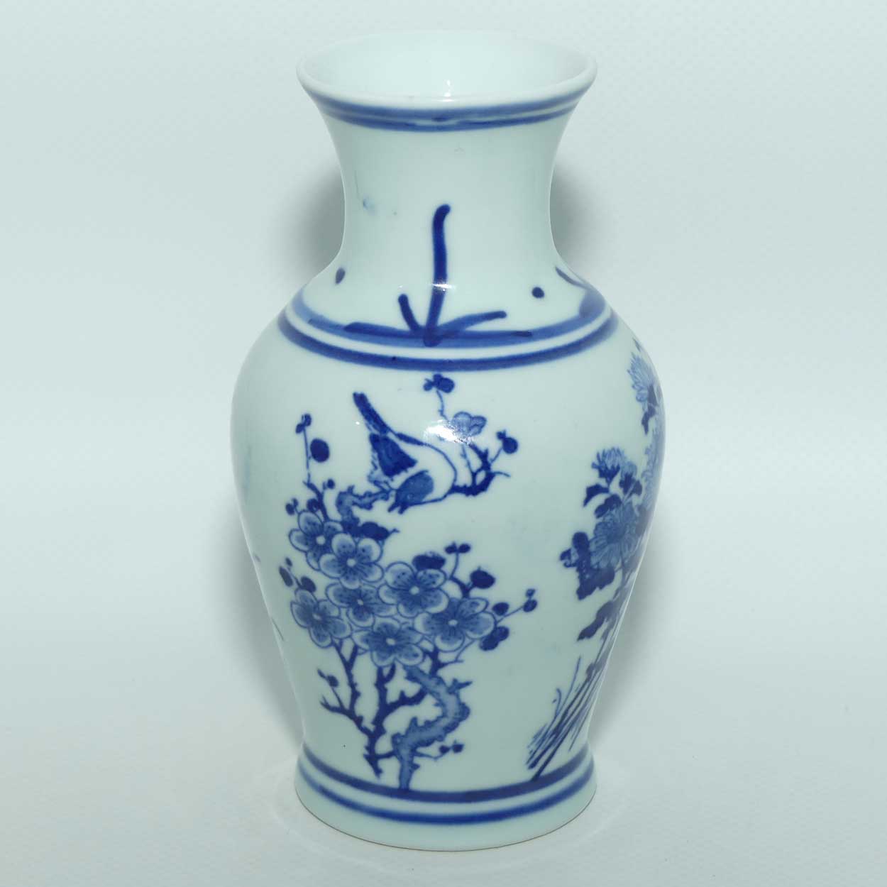Fine Quality Chinese Blue and White vase decorated with Flowers and Butterflies | Guangxu period mark