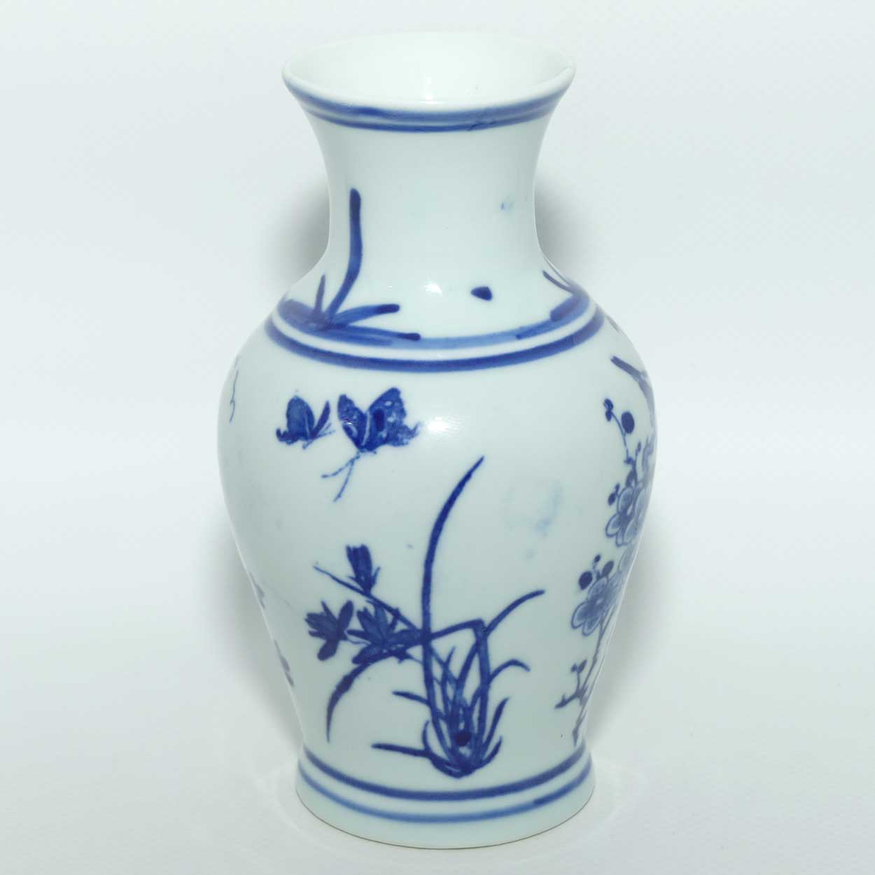 Fine Quality Chinese Blue and White vase decorated with Flowers and Butterflies | Guangxu period mark